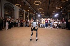 Humanoid-robot şousu diaspor gəncləri arasında böyük maraq doğurub (FOTO)
