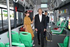 Prezident İlham Əliyev və Birinci xanım Mehriban Əliyeva Naxçıvanda elektrik mühərrikli yeni avtobuslara baxıb, dəmir yolu infrastrukturunda aparılan yenidənqurma işləri ilə tanış olublar (FOTO/VİDEO)