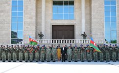 Prezident İlham Əliyev və Birinci xanım Mehriban Əliyeva Əlahiddə Ümumqoşun Orduda yeni yaradılan komando hərbi hissələrinə Döyüş bayraqlarının verilməsi mərasimində iştirak ediblər (FOTO)