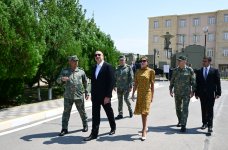 Prezident İlham Əliyev və Birinci xanım Mehriban Əliyeva Əlahiddə Ümumqoşun Orduda yeni yaradılan komando hərbi hissələrinə Döyüş bayraqlarının verilməsi mərasimində iştirak ediblər (FOTO)