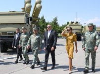 Prezident İlham Əliyev və Birinci xanım Mehriban Əliyeva Əlahiddə Ümumqoşun Orduda yeni yaradılan komando hərbi hissələrinə Döyüş bayraqlarının verilməsi mərasimində iştirak ediblər (FOTO)