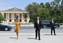 Prezident İlham Əliyev və Birinci xanım Mehriban Əliyeva Ümummilli Liderin Naxçıvan şəhərinin mərkəzində ucaldılan abidəsini ziyarət ediblər (FOTO/VİDEO)