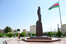 Prezident İlham Əliyev və Birinci xanım Mehriban Əliyeva Ümummilli Liderin Naxçıvan şəhərinin mərkəzində ucaldılan abidəsini ziyarət ediblər (FOTO/VİDEO)