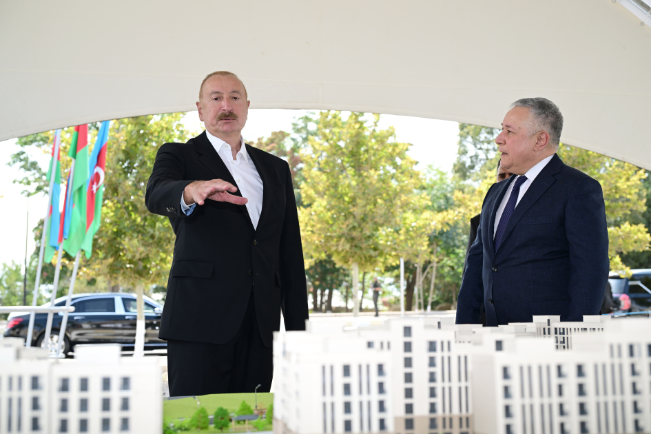 Prezident İlham Əliyev Naxçıvan şəhərində sosial evlər kompleksinin təməlini qoyub (FOTO)