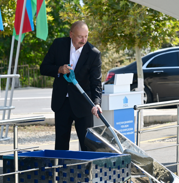 Prezident İlham Əliyev Naxçıvan şəhərində sosial evlər kompleksinin təməlini qoyub (FOTO)