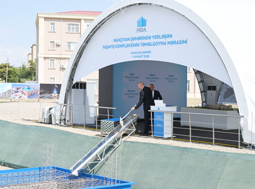 Prezident İlham Əliyev Naxçıvan şəhərində sosial evlər kompleksinin təməlini qoyub (FOTO)