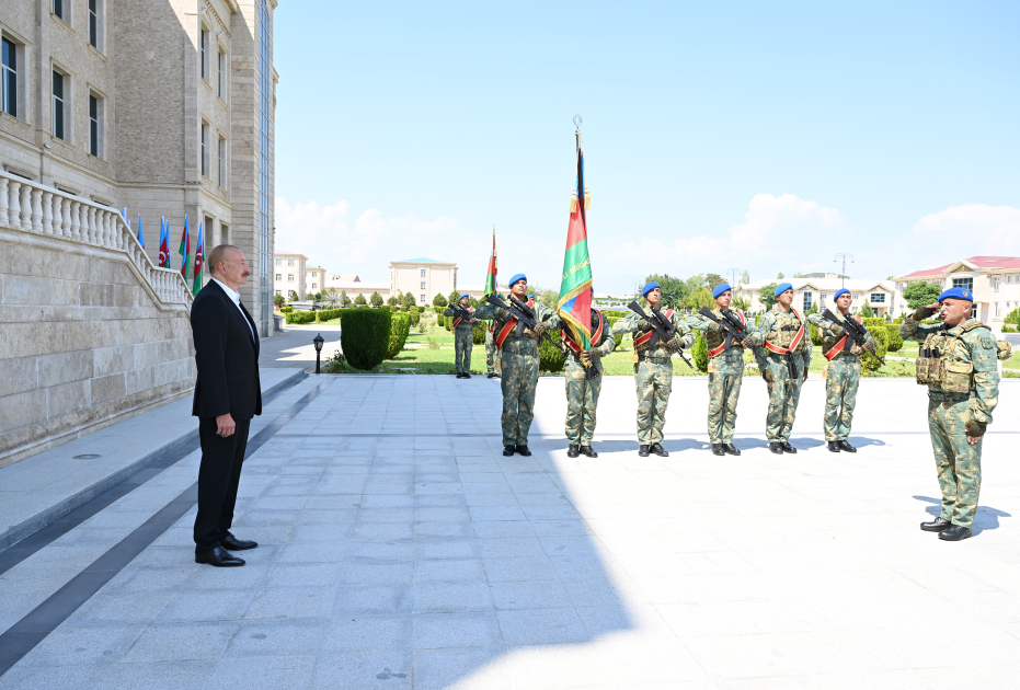 Prezident İlham Əliyev və Birinci xanım Mehriban Əliyeva Əlahiddə Ümumqoşun Orduda yeni yaradılan komando hərbi hissələrinə Döyüş bayraqlarının verilməsi mərasimində iştirak ediblər (FOTO)