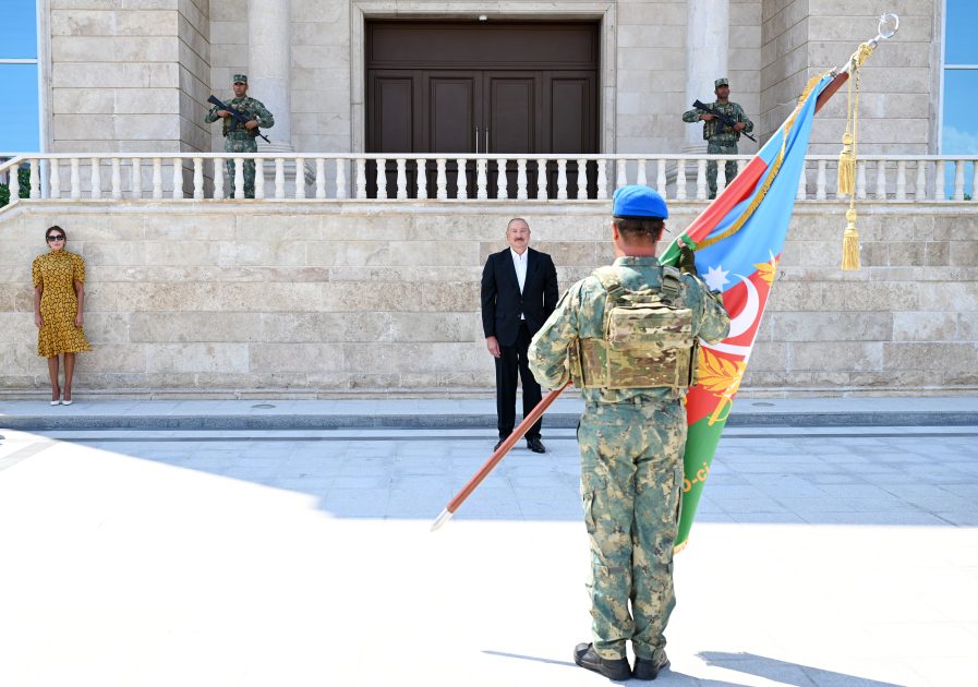 Prezident İlham Əliyev və Birinci xanım Mehriban Əliyeva Əlahiddə Ümumqoşun Orduda yeni yaradılan komando hərbi hissələrinə Döyüş bayraqlarının verilməsi mərasimində iştirak ediblər (FOTO)