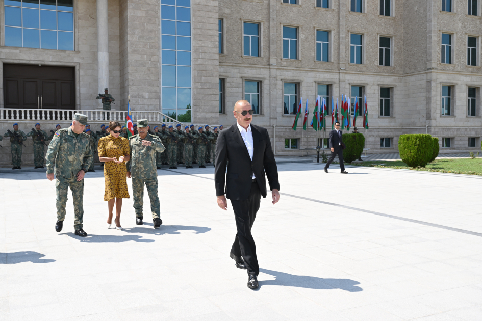 Prezident İlham Əliyev və Birinci xanım Mehriban Əliyeva Əlahiddə Ümumqoşun Orduda yeni yaradılan komando hərbi hissələrinə Döyüş bayraqlarının verilməsi mərasimində iştirak ediblər (FOTO)
