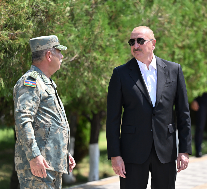 Prezident İlham Əliyev və Birinci xanım Mehriban Əliyeva Əlahiddə Ümumqoşun Orduda yeni yaradılan komando hərbi hissələrinə Döyüş bayraqlarının verilməsi mərasimində iştirak ediblər (FOTO)