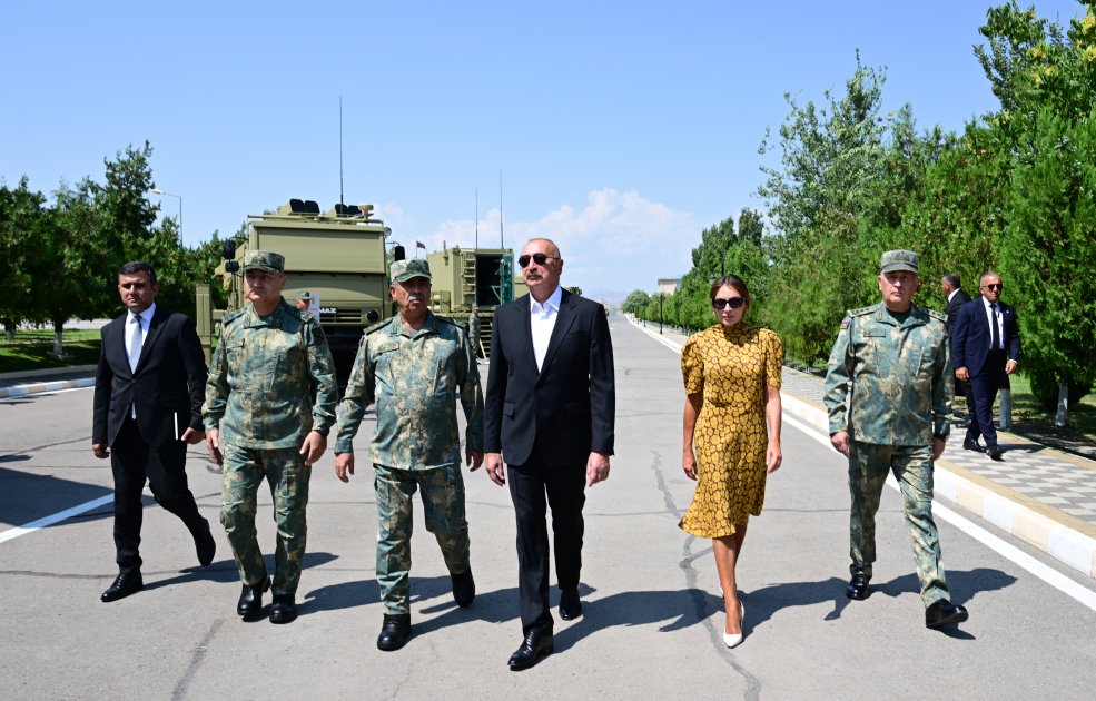 Prezident İlham Əliyev və Birinci xanım Mehriban Əliyeva Əlahiddə Ümumqoşun Orduda yeni yaradılan komando hərbi hissələrinə Döyüş bayraqlarının verilməsi mərasimində iştirak ediblər (FOTO)