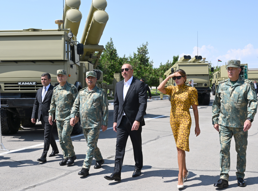 Prezident İlham Əliyev və Birinci xanım Mehriban Əliyeva Əlahiddə Ümumqoşun Orduda yeni yaradılan komando hərbi hissələrinə Döyüş bayraqlarının verilməsi mərasimində iştirak ediblər (FOTO)