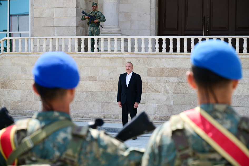 Prezident İlham Əliyev və Birinci xanım Mehriban Əliyeva Əlahiddə Ümumqoşun Orduda yeni yaradılan komando hərbi hissələrinə Döyüş bayraqlarının verilməsi mərasimində iştirak ediblər (FOTO)