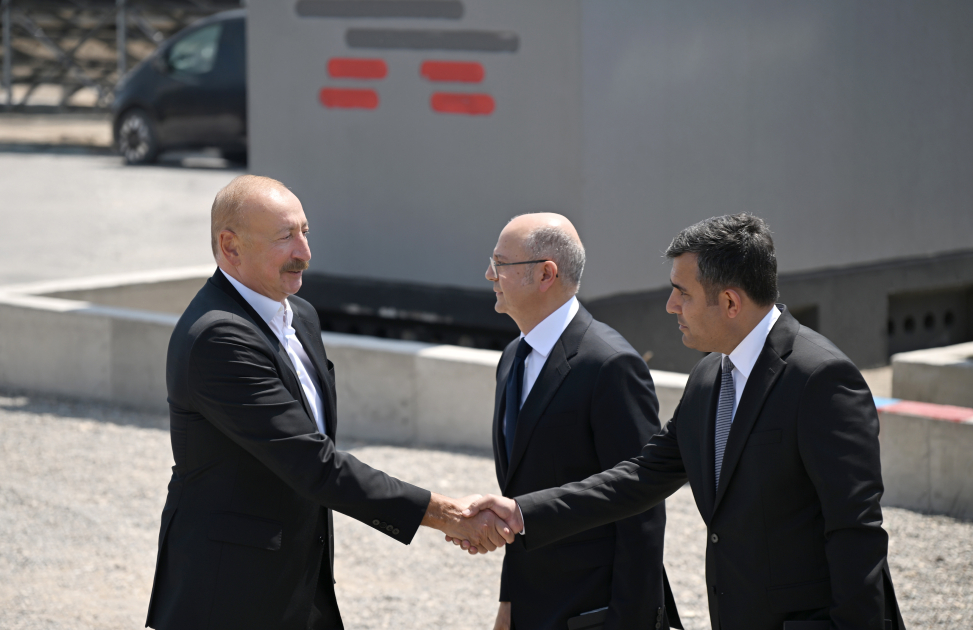 Prezident İlham Əliyev və Birinci xanım Mehriban Əliyeva Naxçıvan şəhərində “Şəms 1” və “Qərbi Üfüq” Günəş Elektrik stansiyalarında görülən işlərlə tanış olublar (FOTO/VİDEO)