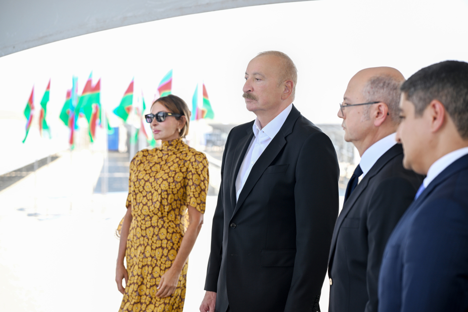 Prezident İlham Əliyev və Birinci xanım Mehriban Əliyeva Naxçıvan şəhərində “Şəms 1” və “Qərbi Üfüq” Günəş Elektrik stansiyalarında görülən işlərlə tanış olublar (FOTO/VİDEO)