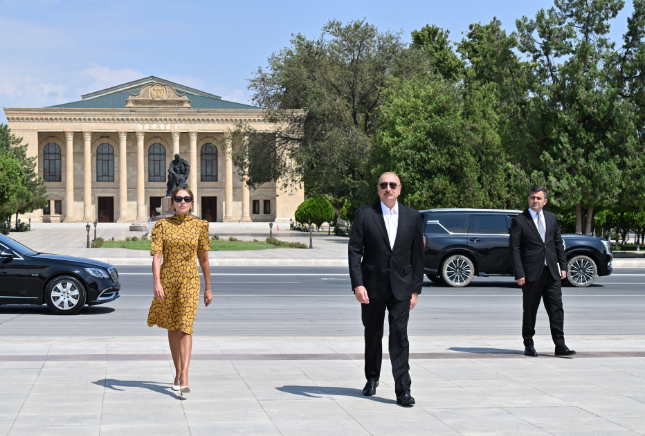 Prezident İlham Əliyev və Birinci xanım Mehriban Əliyeva Ümummilli Liderin Naxçıvan şəhərinin mərkəzində ucaldılan abidəsini ziyarət ediblər (FOTO/VİDEO)