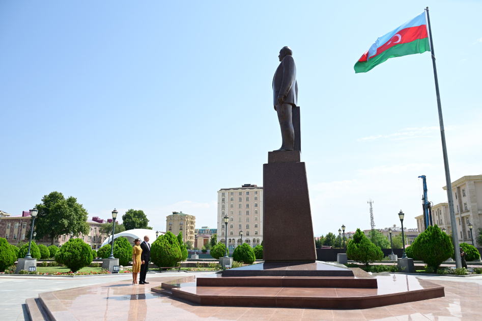 Prezident İlham Əliyev və Birinci xanım Mehriban Əliyeva Ümummilli Liderin Naxçıvan şəhərinin mərkəzində ucaldılan abidəsini ziyarət ediblər (FOTO/VİDEO)