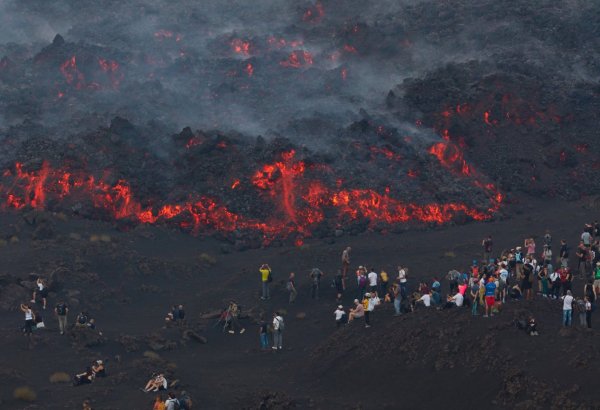 Etna vulkanının püskürməsi yerli sakinləri və turistləri əraziyə cəlb edib (VİDEO)