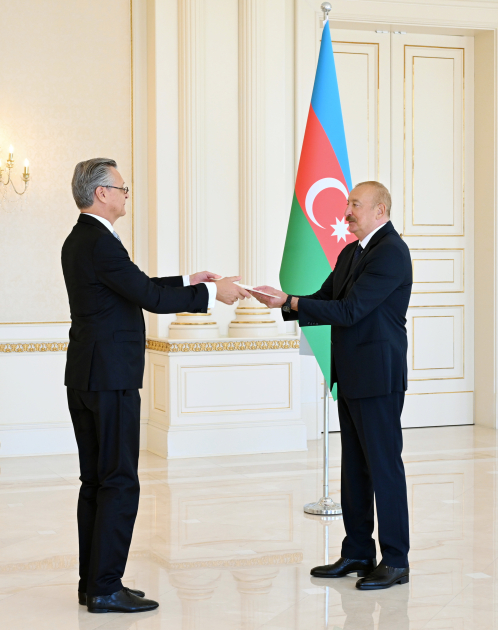 Prezident İlham Əliyev Almaniyanın Azərbaycanda yeni təyin olunmuş səfirinin etimadnaməsini qəbul edib (FOTO)