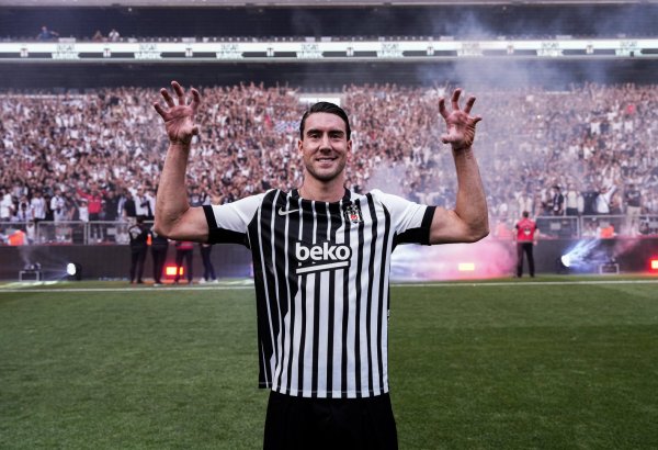 "Beşiktaş" hücumçu Duşan Vlahoviçlə 3 illik müqavilə imzalayıb