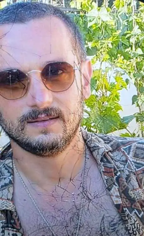 İstanbulda silahlı şəxs evində barrikada quraraq ətrafa atəş açıb