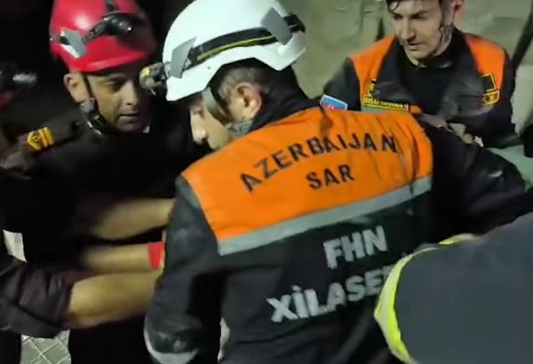 Bakıda mağazanın tavanı uçub, bir nəfər dağıntı altında qalıb (VİDEO)