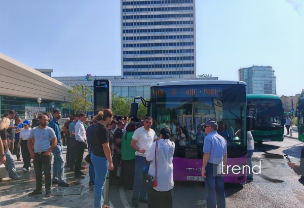 Metroda xətlərin ayrılması başladı: “28 May”da vəziyyət necədir? (FOTO/VİDEO)