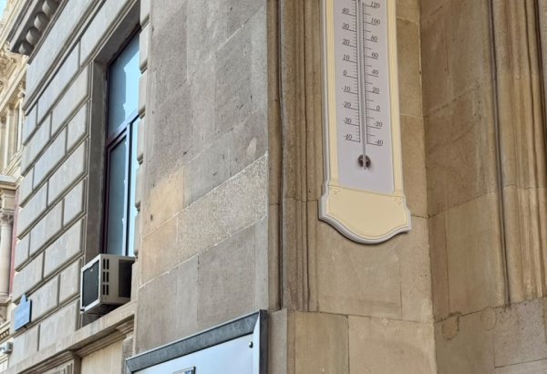 Bakı Şəhər İcra Hakimiyyətinin qarşısında civəli termometr bərpa edilib (FOTO)