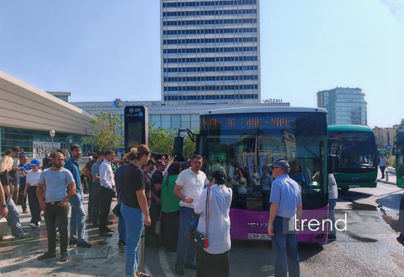 Metroda xətlərin ayrılması başladı: “28 May”da vəziyyət necədir? (FOTO/VİDEO)