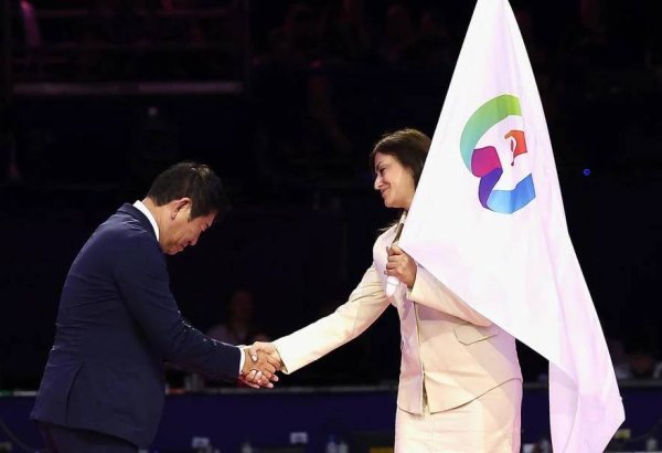Bədii gimnastika üzrə Dünya Çempionatının bayrağı Azərbaycana təqdim olunub (FOTO)