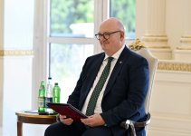 Prezident İlham Əliyev Böyük Britaniyanın Azərbaycanda yeni təyin olunmuş səfirinin etimadnaməsini qəbul edib (FOTO)