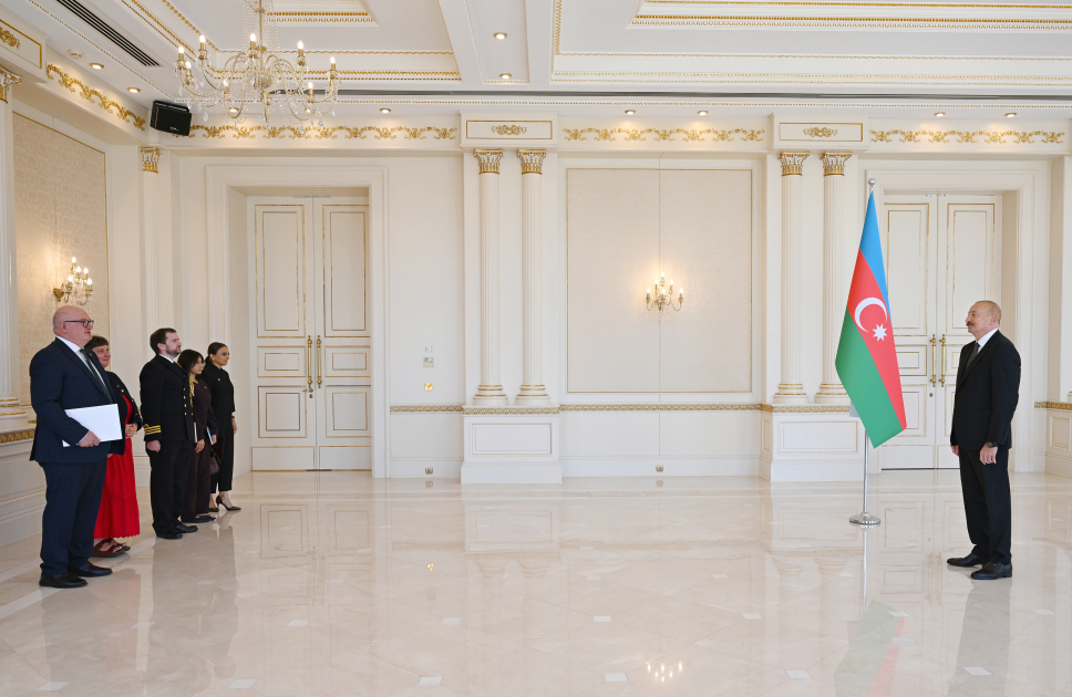 Prezident İlham Əliyev Böyük Britaniyanın Azərbaycanda yeni təyin olunmuş səfirinin etimadnaməsini qəbul edib (FOTO)