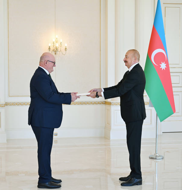 Prezident İlham Əliyev Böyük Britaniyanın Azərbaycanda yeni təyin olunmuş səfirinin etimadnaməsini qəbul edib (FOTO)