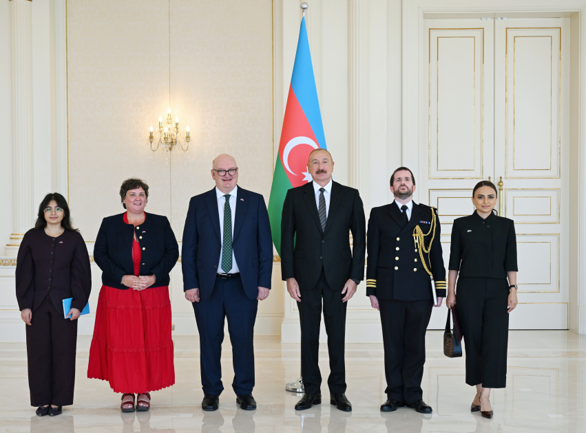 Prezident İlham Əliyev Böyük Britaniyanın Azərbaycanda yeni təyin olunmuş səfirinin etimadnaməsini qəbul edib (FOTO)