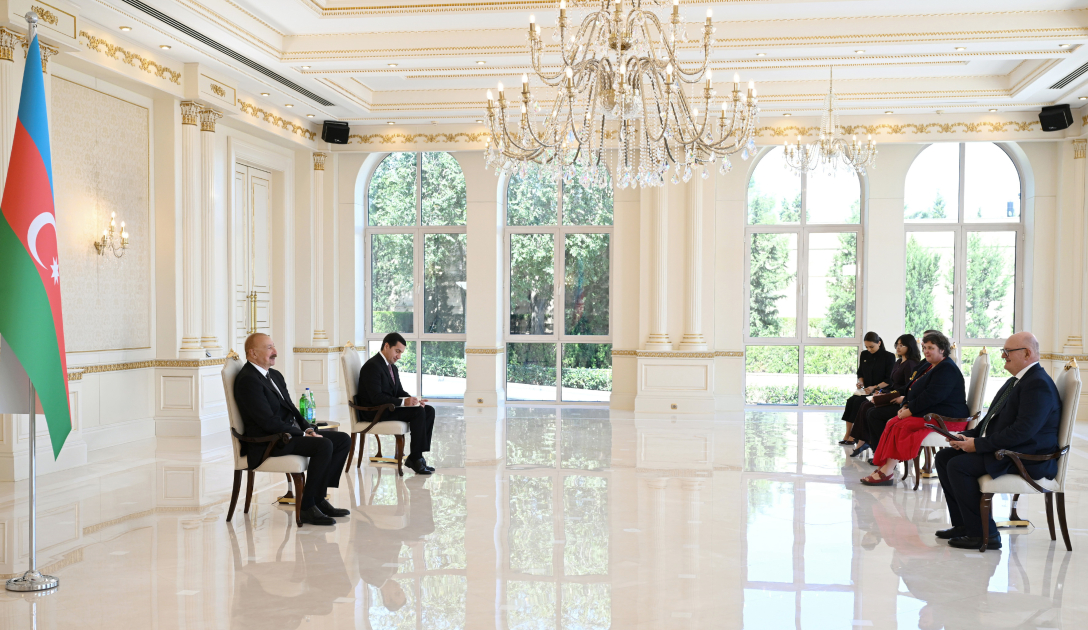 Prezident İlham Əliyev Böyük Britaniyanın Azərbaycanda yeni təyin olunmuş səfirinin etimadnaməsini qəbul edib (FOTO)