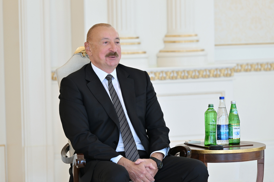 Prezident İlham Əliyev Böyük Britaniyanın Azərbaycanda yeni təyin olunmuş səfirinin etimadnaməsini qəbul edib (FOTO)