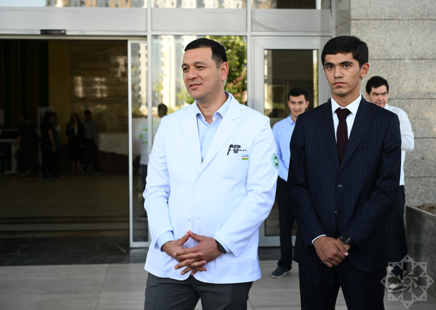 Azərbaycan jurnalistləri Özbəkistanın Milli Uşaq Tibb Mərkəzinin fəaliyyəti ilə tanış olublar (FOTO)