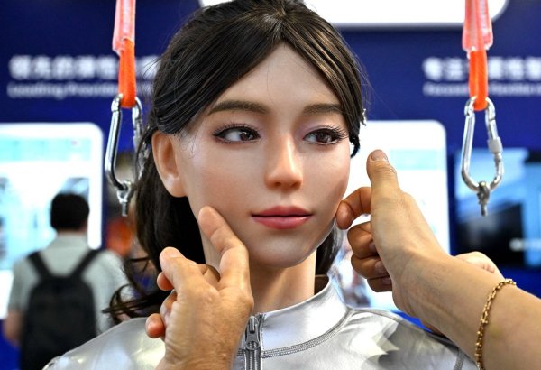 Pekində Dünya Robototexnika Sərgisinində yeni model humanoid robotlar təqdim edilib (VİDEO)