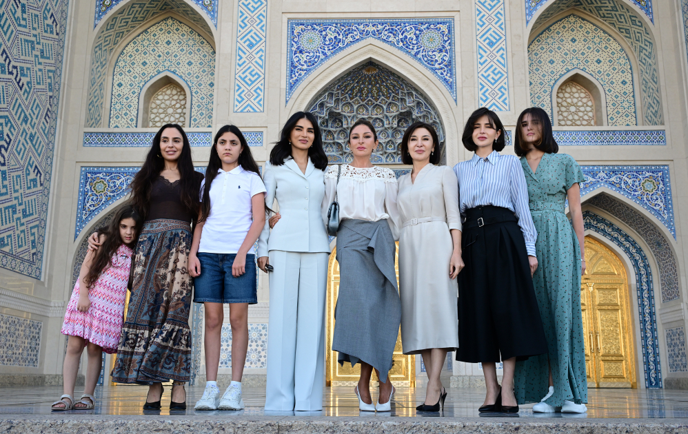 Birinci xanım Mehriban Əliyeva və Leyla Əliyeva Daşkənddə İslam Sivilizasiyası Mərkəzi ilə tanış olublar (FOTO)