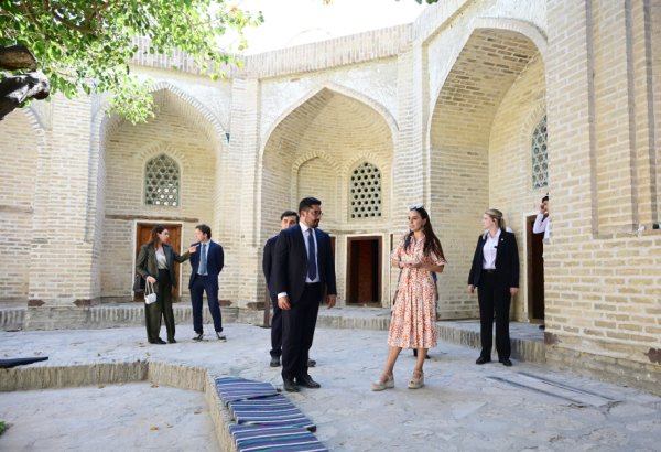 Leyla Əliyeva ilk Buxara Biennalesinin əsərləri ilə tanış olub (FOTO/VİDEO)