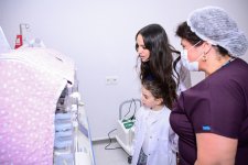 Birinci vitse-prezident Mehriban Əliyeva, qızları Leyla Əliyeva və Arzu Əliyeva Elmi-Tədqiqat Pediatriya İnstitutunu ziyarət ediblər (FOTO)