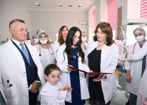 Birinci vitse-prezident Mehriban Əliyeva, qızları Leyla Əliyeva və Arzu Əliyeva Elmi-Tədqiqat Pediatriya İnstitutunu ziyarət ediblər (FOTO)