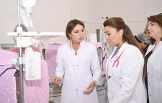 Birinci vitse-prezident Mehriban Əliyeva, qızları Leyla Əliyeva və Arzu Əliyeva Elmi-Tədqiqat Pediatriya İnstitutunu ziyarət ediblər (FOTO)
