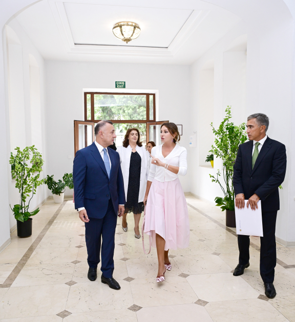 Birinci vitse-prezident Mehriban Əliyeva, qızları Leyla Əliyeva və Arzu Əliyeva Elmi-Tədqiqat Pediatriya İnstitutunu ziyarət ediblər (FOTO)