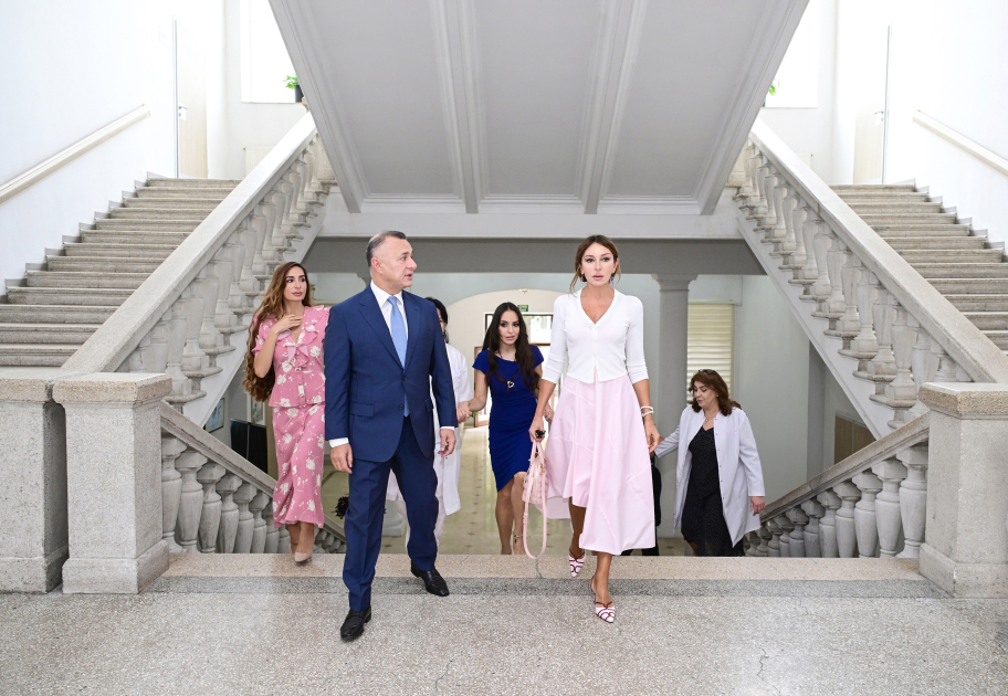 Birinci vitse-prezident Mehriban Əliyeva, qızları Leyla Əliyeva və Arzu Əliyeva Elmi-Tədqiqat Pediatriya İnstitutunu ziyarət ediblər (FOTO)