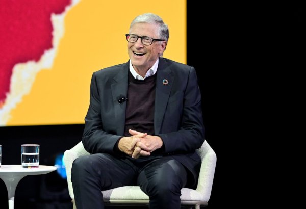 Bill Qeyts süni intellektə vergi tətbiqini və insanlar üçün nəzərdə tutulan iş yerlərinin müəyyənləşdirilməsini təklif edib