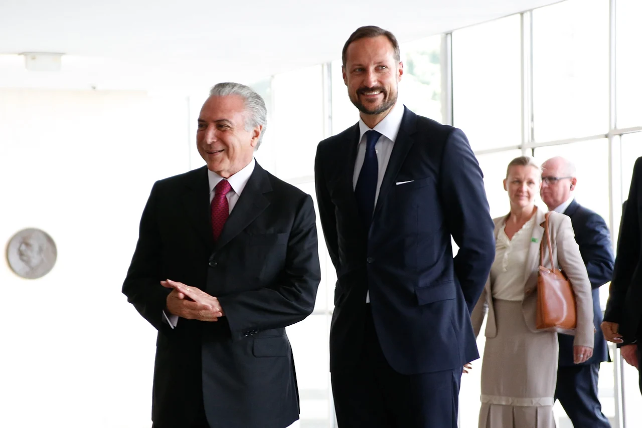 Norveçdə VIII Haakon taxta çıxıb