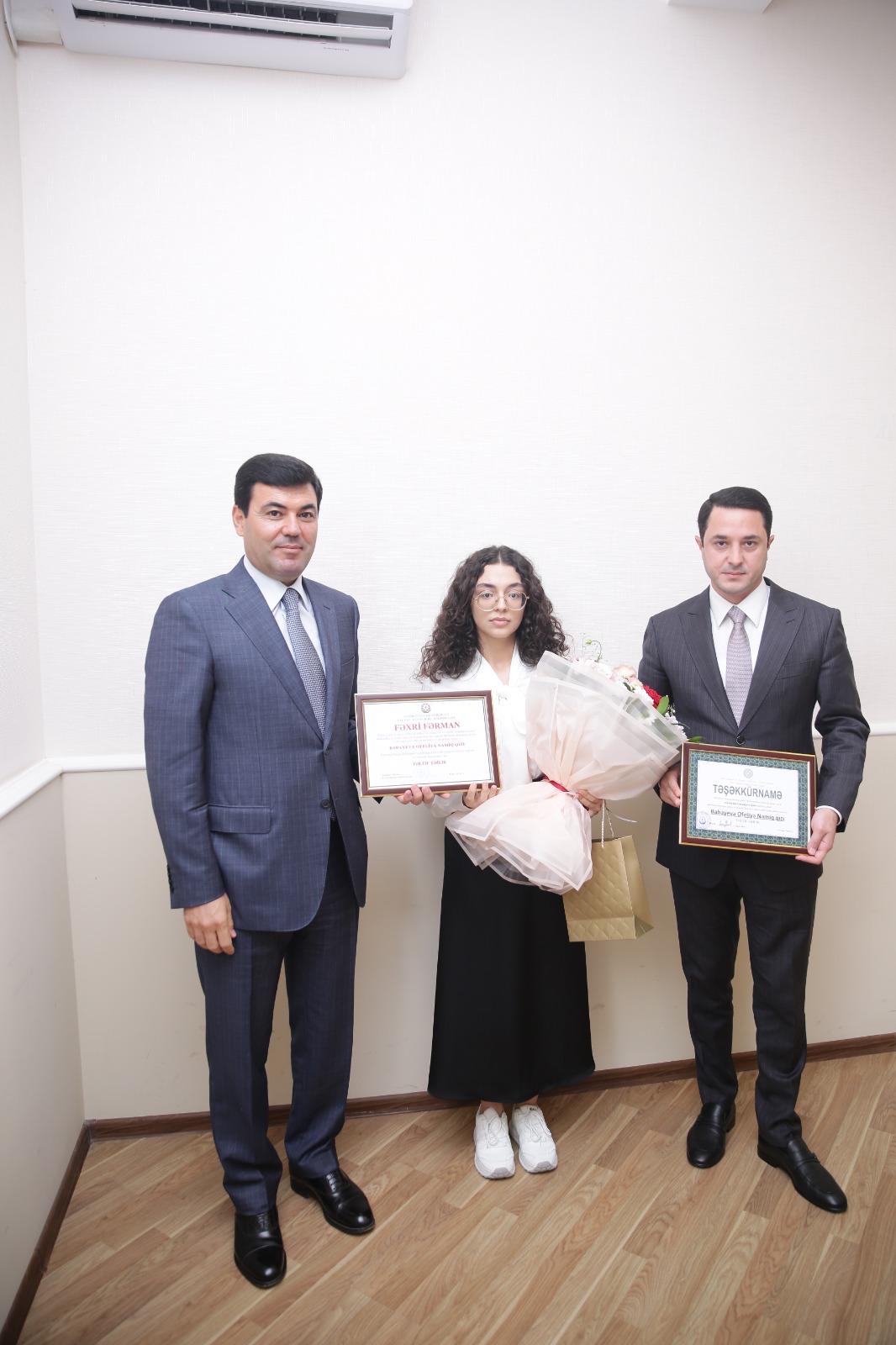 Xaçmaz Rayon İcra Hakimiyyətində ali məktəblərə yüksək balla qəbul olunan məzunlar və respublika müsabiqələrinin qalibləri ilə görüş keçirilib (FOTO)
