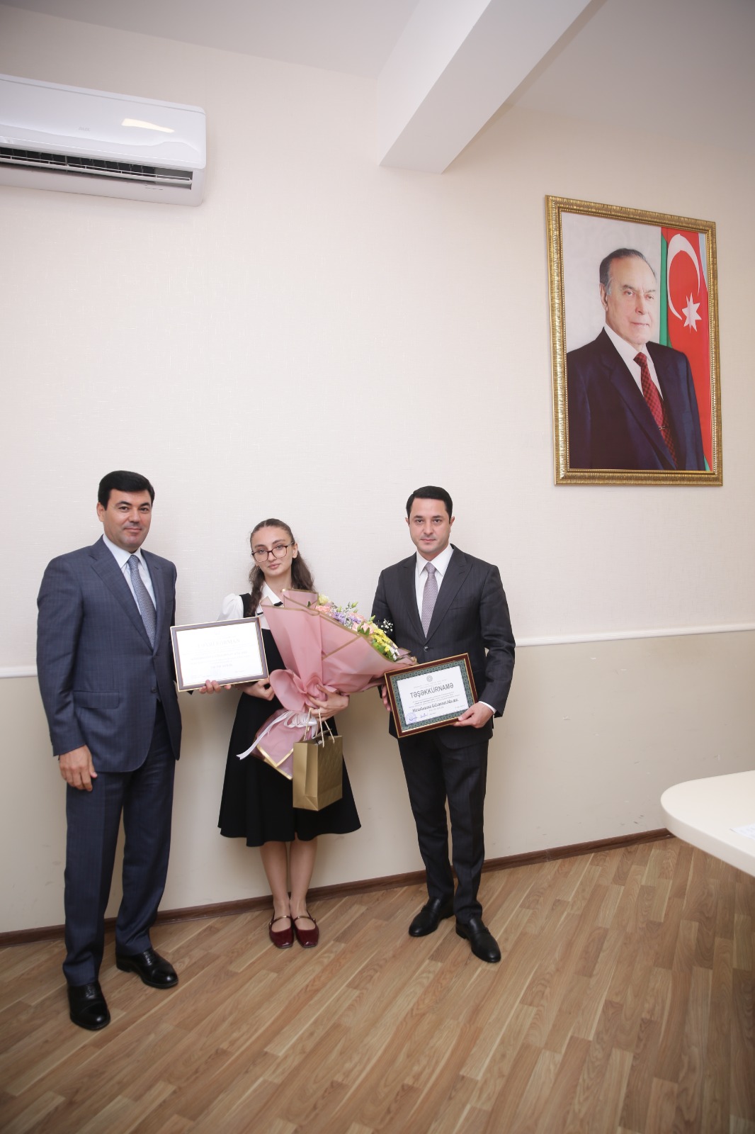 Xaçmaz Rayon İcra Hakimiyyətində ali məktəblərə yüksək balla qəbul olunan məzunlar və respublika müsabiqələrinin qalibləri ilə görüş keçirilib (FOTO)