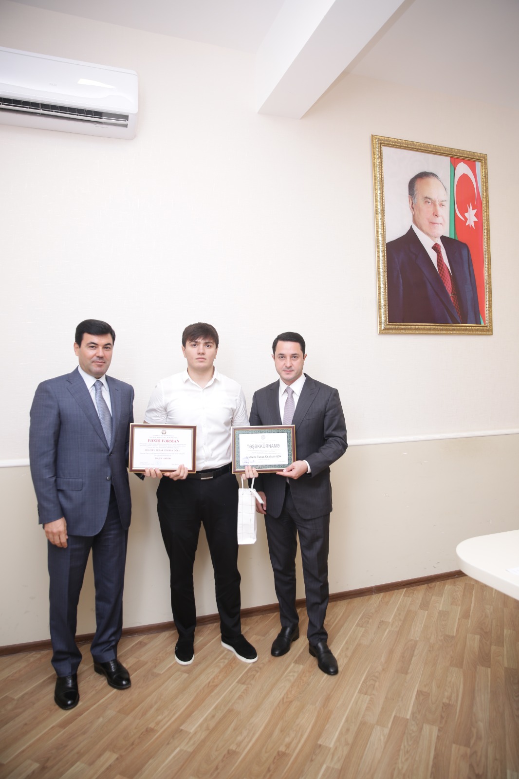 Xaçmaz Rayon İcra Hakimiyyətində ali məktəblərə yüksək balla qəbul olunan məzunlar və respublika müsabiqələrinin qalibləri ilə görüş keçirilib (FOTO)